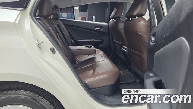Toyota Prius 2017 — photo 12