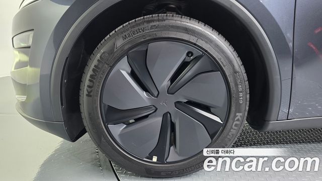 Tesla Model Y 2025 — photo 5