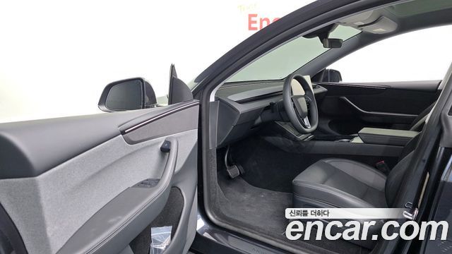 Tesla Model Y 2025 — photo 13