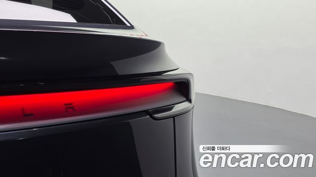 Tesla Model Y 2025 — photo 9