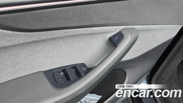 Tesla Model Y 2025 — photo 28