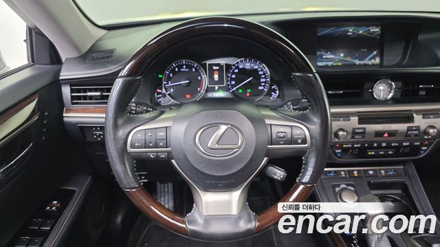 Lexus ES 2016 — photo 13