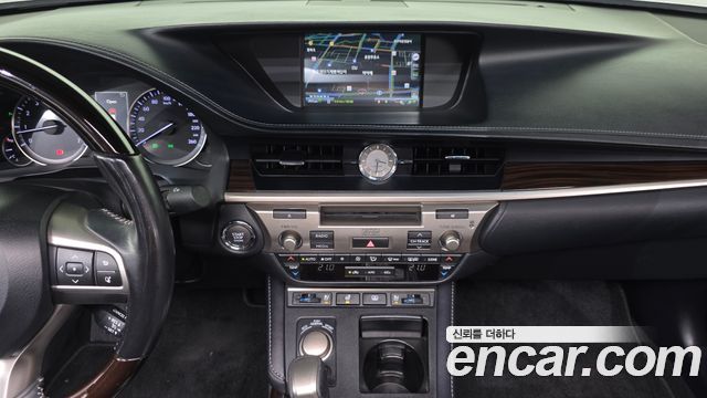 Lexus ES 2016 — photo 14