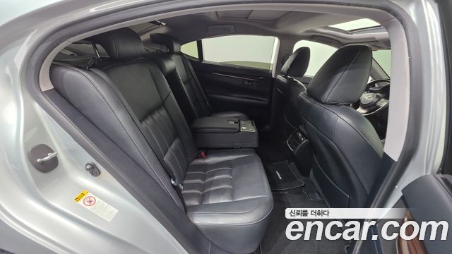 Lexus ES 2016 — photo 18