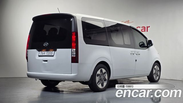 Hyundai Staria 2025 — photo 2