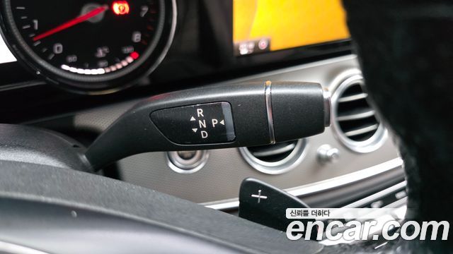 Mercedes-Benz E-Class 2017 — photo 12