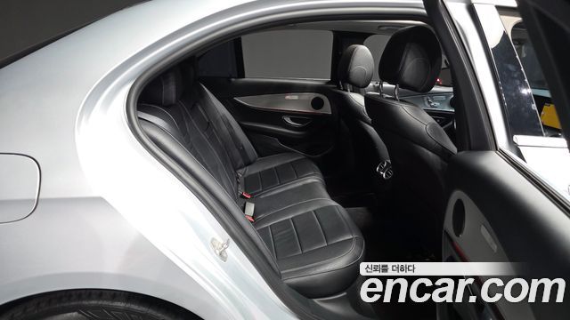 Mercedes-Benz E-Class 2017 — photo 18