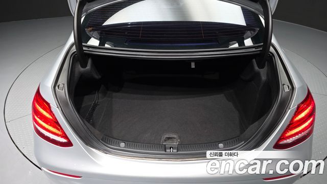 Mercedes-Benz E-Class 2017 — photo 26