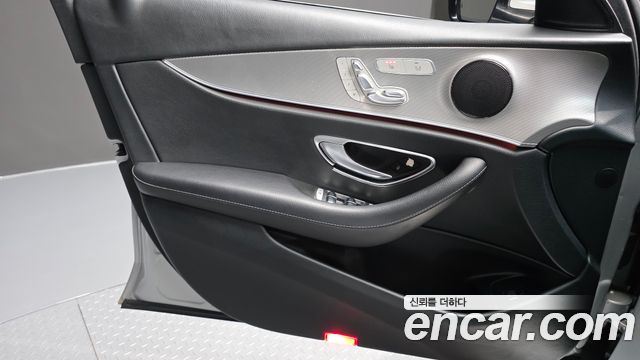 Mercedes-Benz E-Class 2017 — photo 14