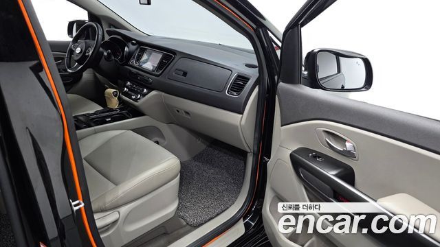 Kia Canival 2016 — photo 16