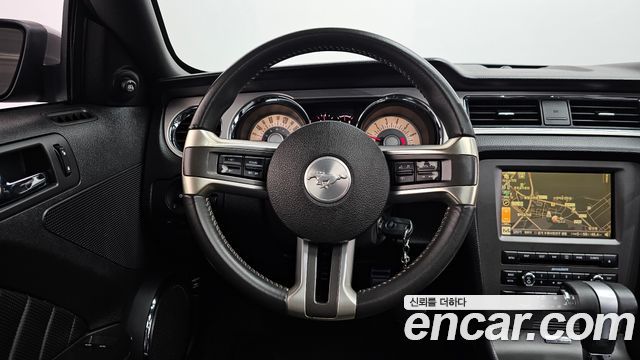Ford Mustang 2010 — photo 13
