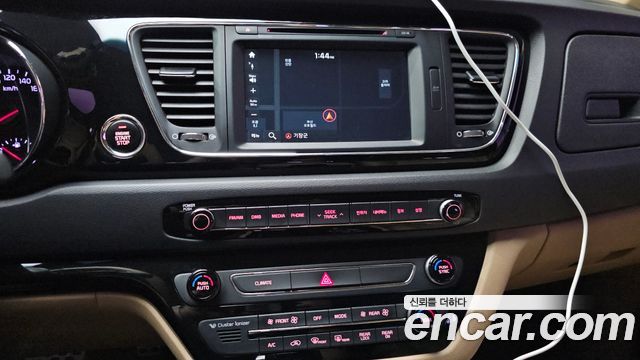 Kia Canival 2016 — photo 16