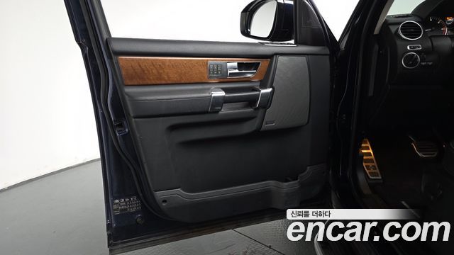 Land Rover Discovery 2016 — photo 14