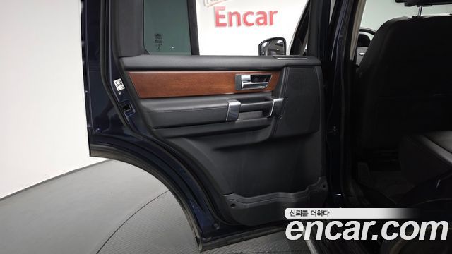Land Rover Discovery 2016 — photo 15