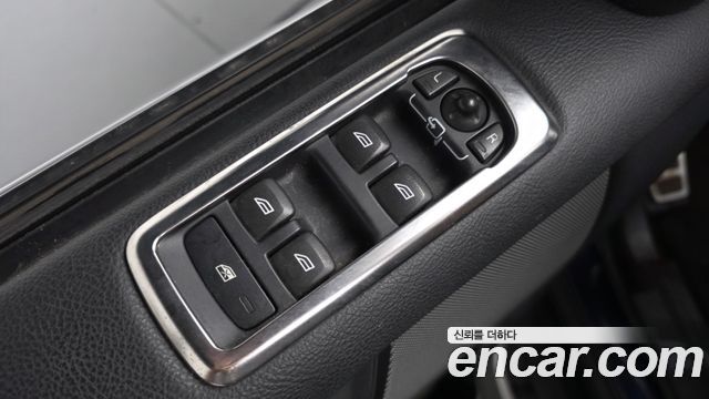 Land Rover Discovery 2016 — photo 34