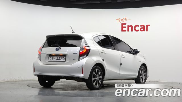 Toyota Prius 2019 — photo 2