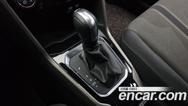 Volkswagen T-Roc 2021 — photo 12