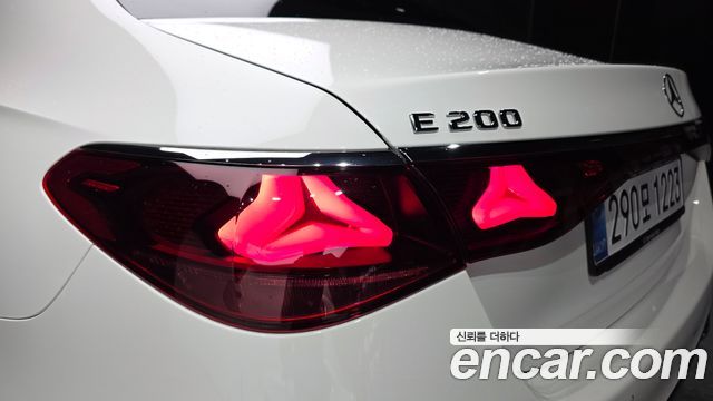 Mercedes-Benz E-Class 2026 — photo 9