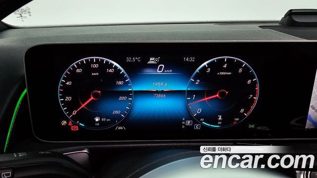 Mercedes-Benz GLB-Class 2020 — photo 11
