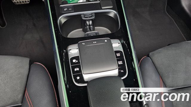 Mercedes-Benz GLB-Class 2020 — photo 12