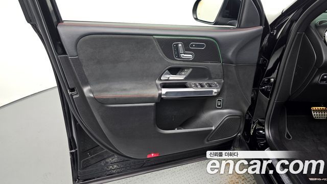 Mercedes-Benz GLB-Class 2020 — photo 14