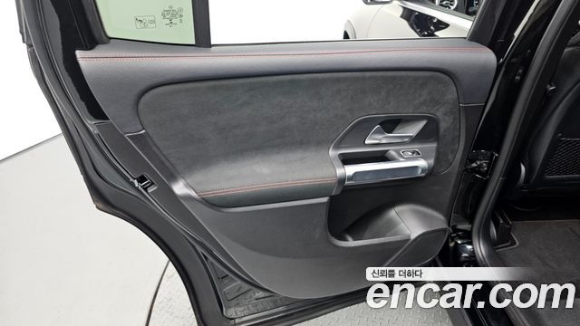Mercedes-Benz GLB-Class 2020 — photo 15