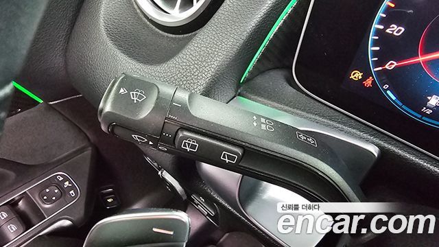 Mercedes-Benz GLB-Class 2020 — photo 30