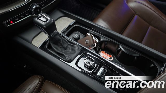 Volvo XC60 2019 — photo 9