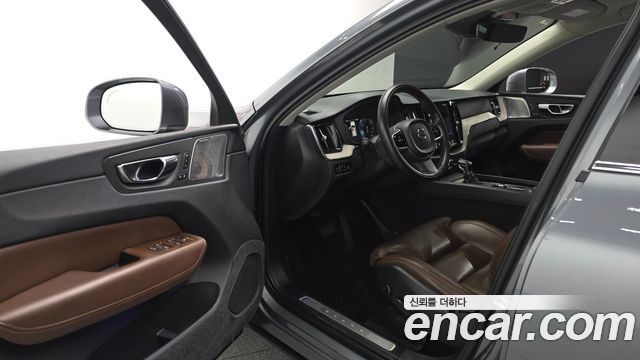 Volvo XC60 2019 — photo 10