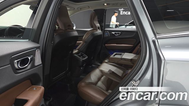 Volvo XC60 2019 — photo 11