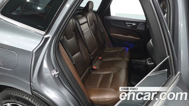 Volvo XC60 2019 — photo 12