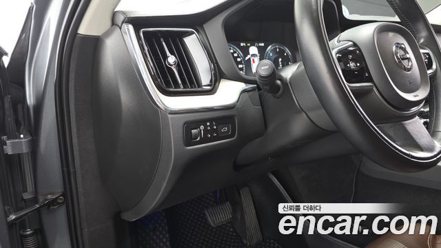Volvo XC60 2019 — photo 13