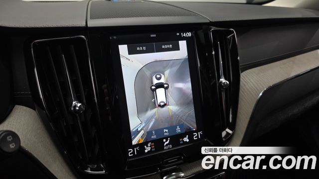 Volvo XC60 2019 — photo 16