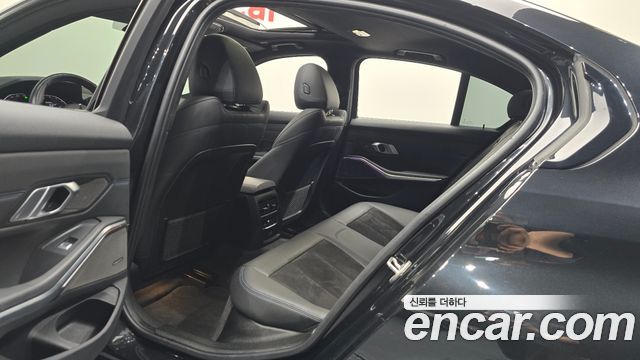 BMW 3-Series 2021 — photo 17