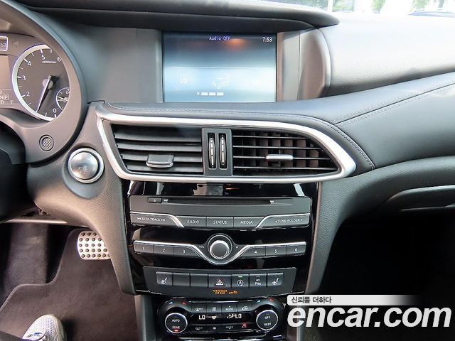 Infiniti Q30 2018 — photo 13
