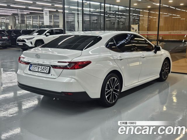 Toyota Camry 2025 — photo 2