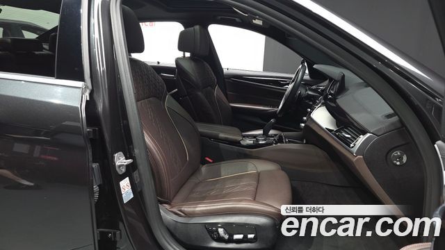 BMW 5-Series 2018 — photo 17