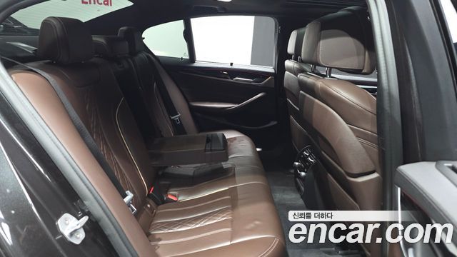 BMW 5-Series 2018 — photo 18