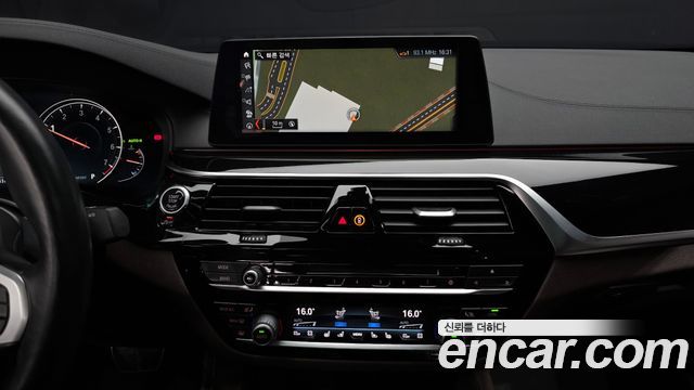 BMW 5-Series 2018 — photo 20