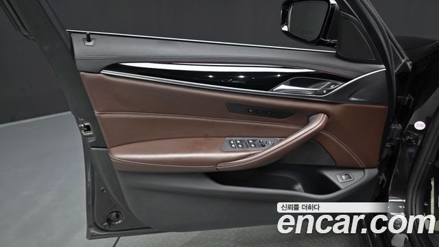 BMW 5-Series 2018 — photo 14