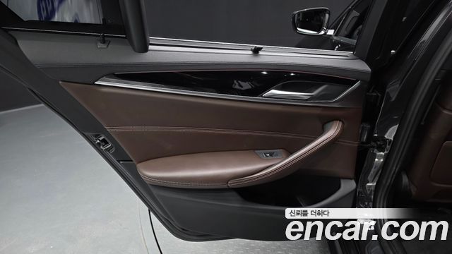 BMW 5-Series 2018 — photo 15