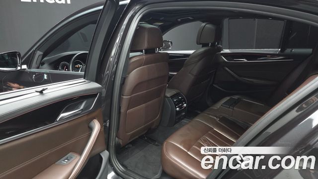 BMW 5-Series 2018 — photo 16