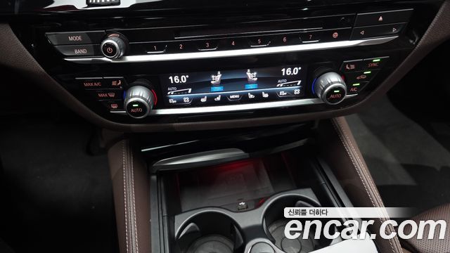 BMW 5-Series 2018 — photo 27