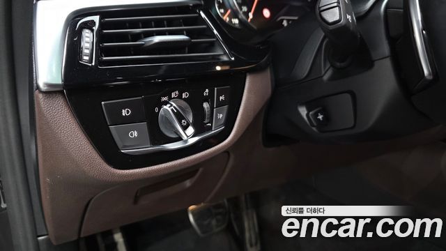 BMW 5-Series 2018 — photo 28