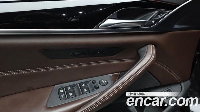 BMW 5-Series 2018 — photo 32