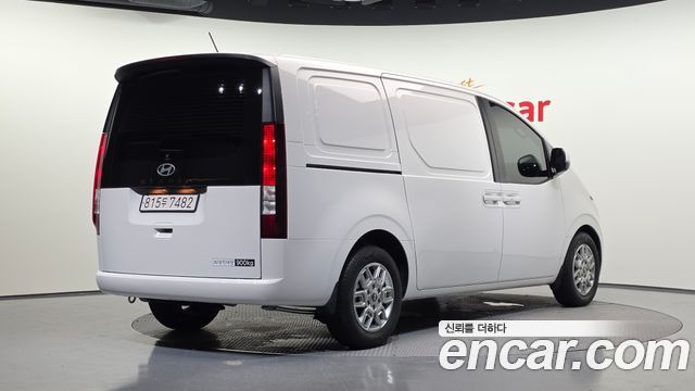 Hyundai Staria 2025 — photo 2