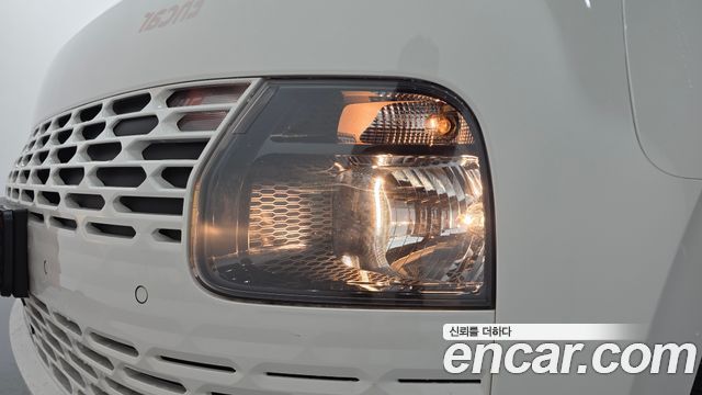 Hyundai Staria 2025 — photo 8