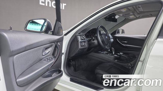 BMW 3-Series 2018 — photo 13