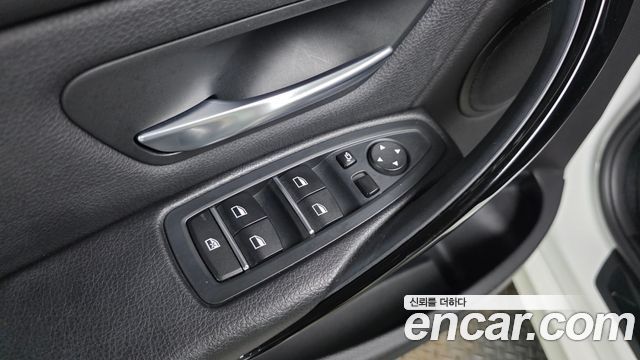 BMW 3-Series 2018 — photo 17