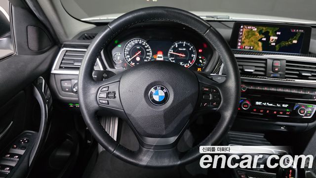 BMW 3-Series 2018 — photo 19